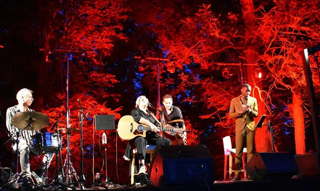 Concert sous les arbres au coucher du soleil