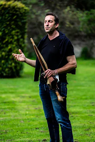 Didier Laloy avec son accordéon dans un jardin