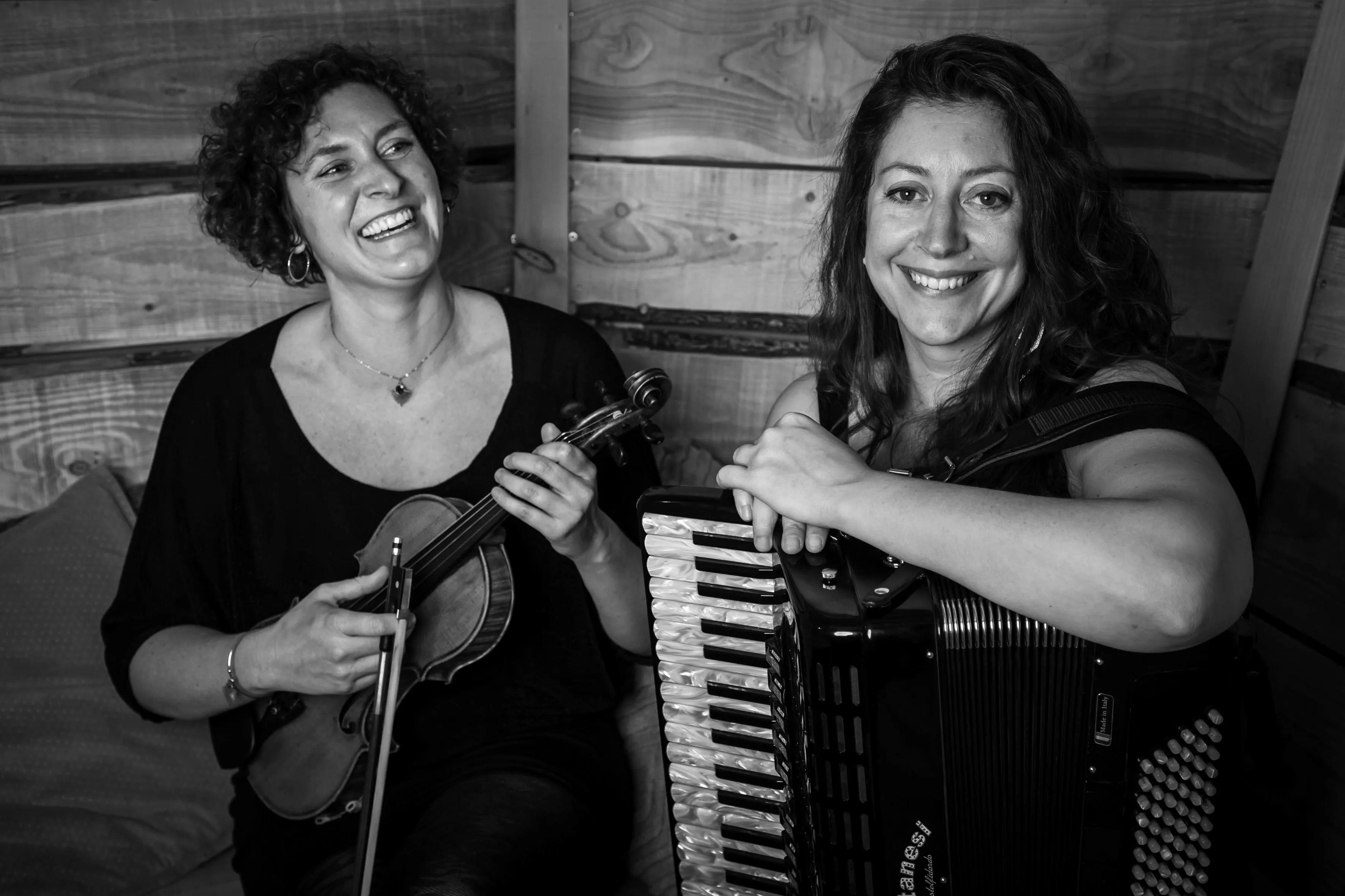 Marie Zinnen et Fanny Vadjaraganian du trio La Valise